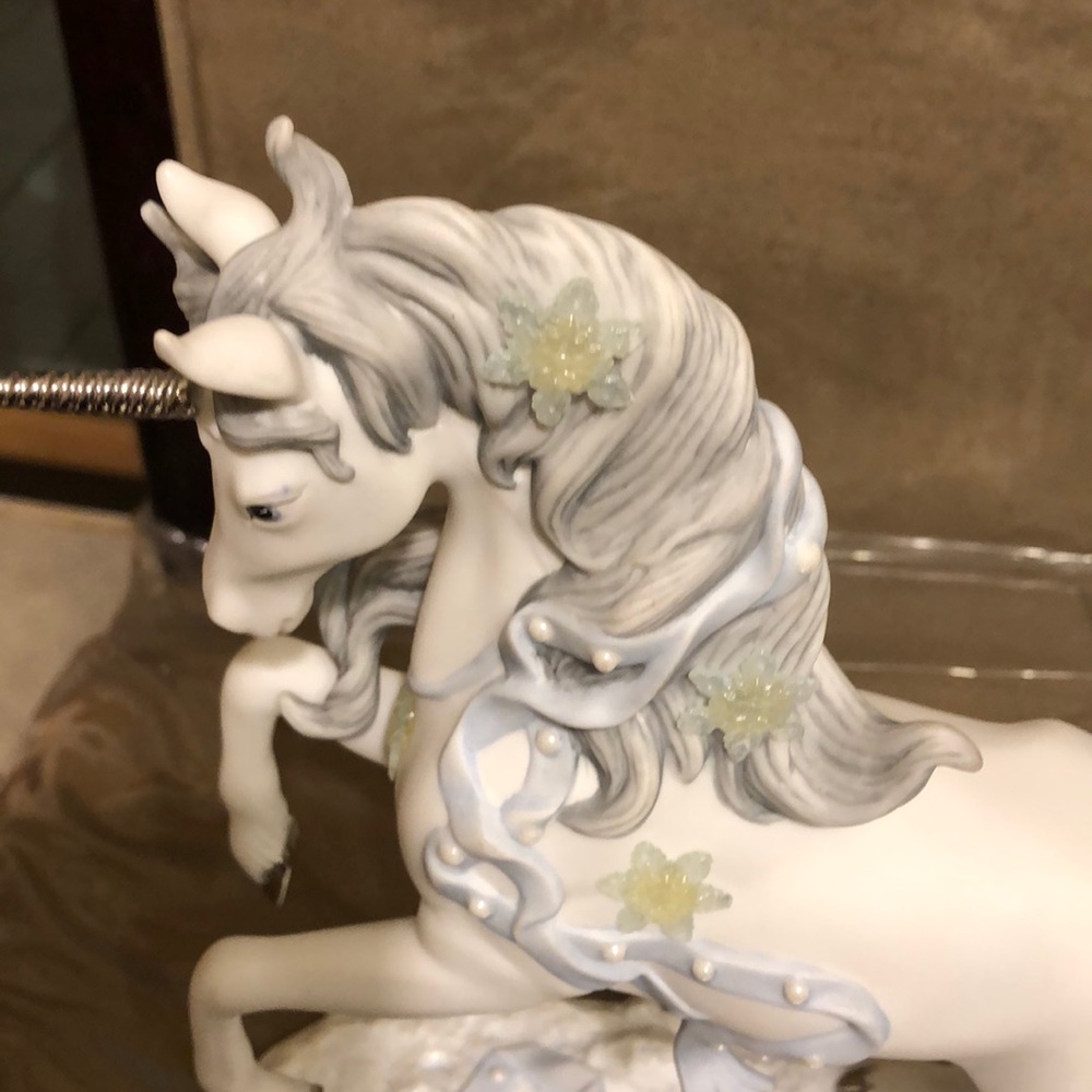 Stunning 🥳Hp🥳Princeton Gallery Yuletide Majesty Unicorn Statue - Picture 6 of 8